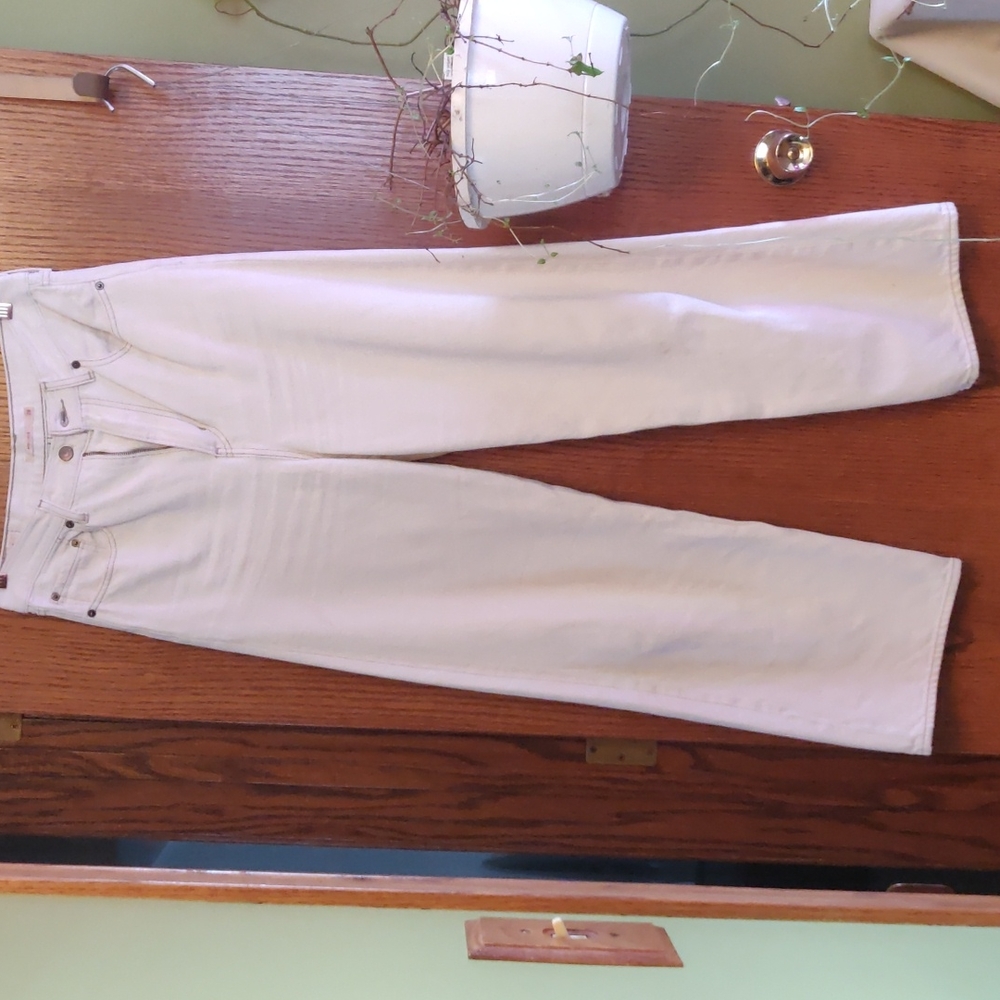 Levi's high waist, high loose, white jeans 28